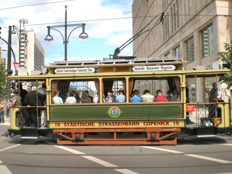 Tw 10 verl��t die Diercksenstrasse am S-Bhf Alexanderplatz, Juli 2009