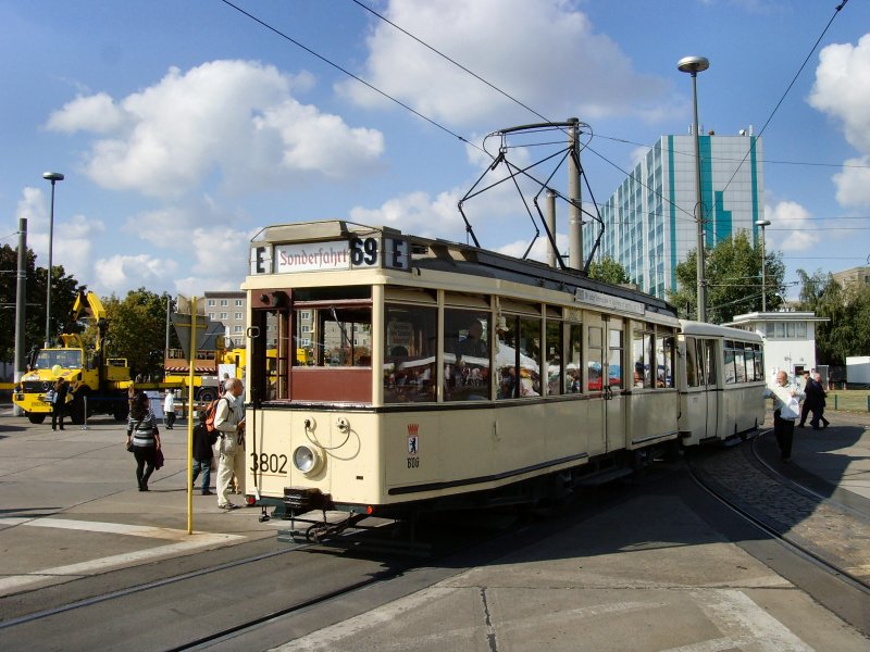 Tw 3802 mit Beiwagen an der Sonderhaltestelle Bh Lichtenberg, 26.9. 2009