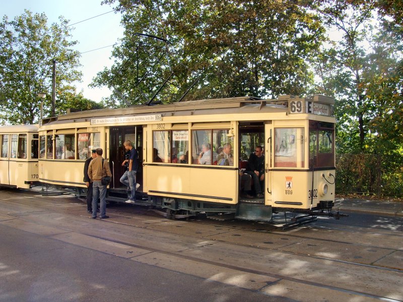 Tw 3802 vor Bw in der Endstation Bahnhof Lichtenberg, 26.9.2009