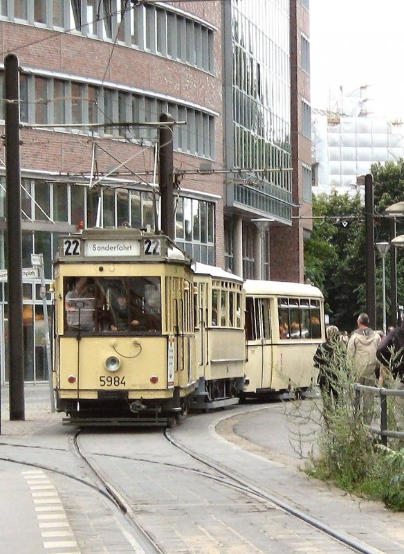 Tw 5984 bei Einfahrt in die Hst. Hackscher Markt, Sommer 2008