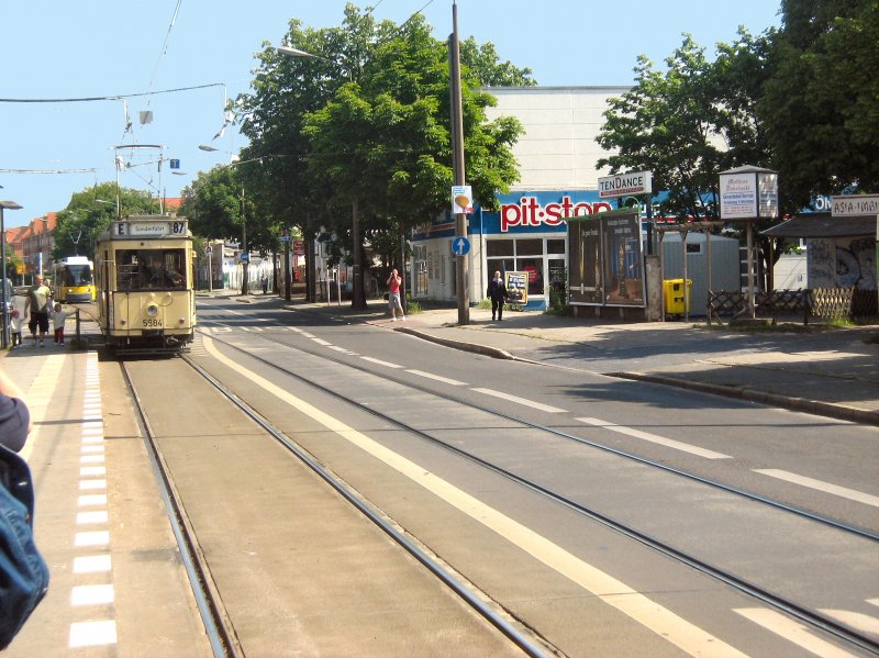 Tw 5984 f�hrt in die Haltestelle S-Bhf K�penick ein - 17.5.2004