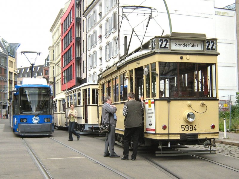 Tw 5984 mit zwei Beiwagen am Hackschen Markt, Sommer 2008